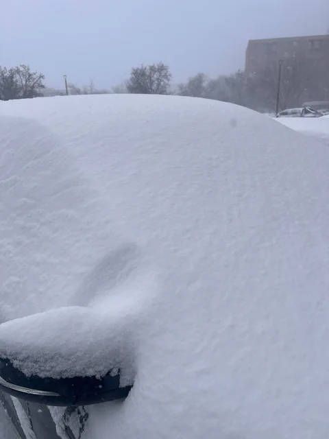 提前关校的大雪天，在车里等冰化掉